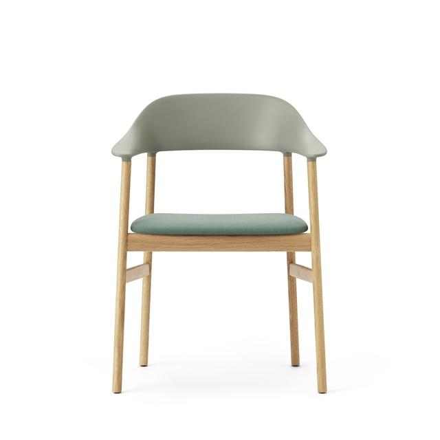 Billede af Normann Copenhagen Herit Spisebordsstol med Armlæn Polstret Egetræ/ Støvet Grøn