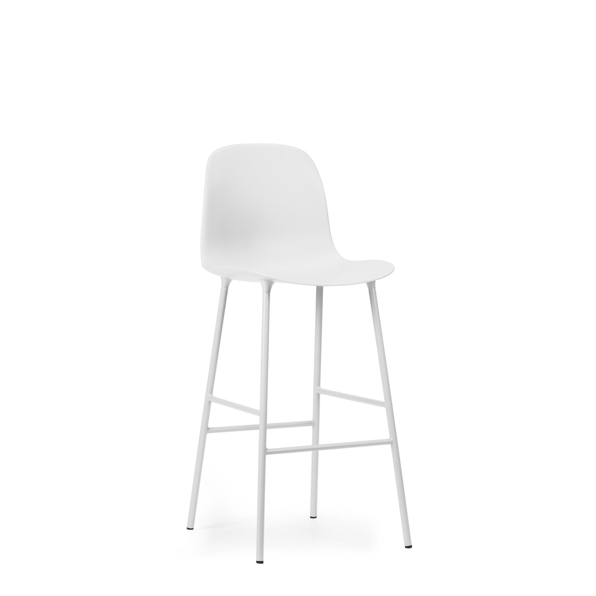 Normann Copenhagen Form Baarijakkara selkänojalla K75 cm Valkoinen/Valkoinen teräs