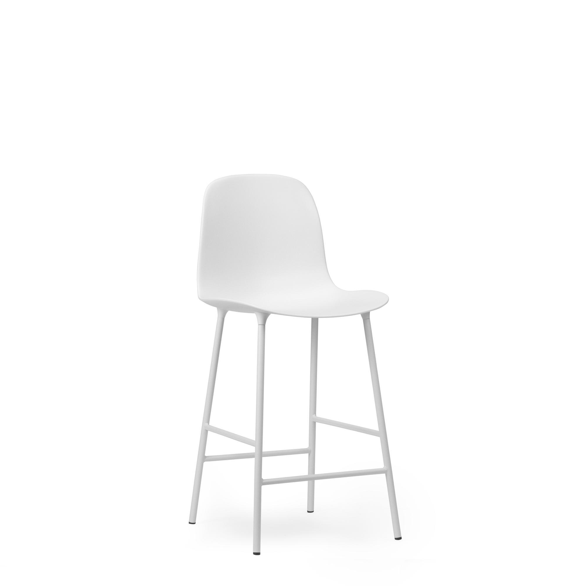 Normann Copenhagen Form Baarijakkara selkänojalla K65 cm Valkoinen/Valkoinen teräs