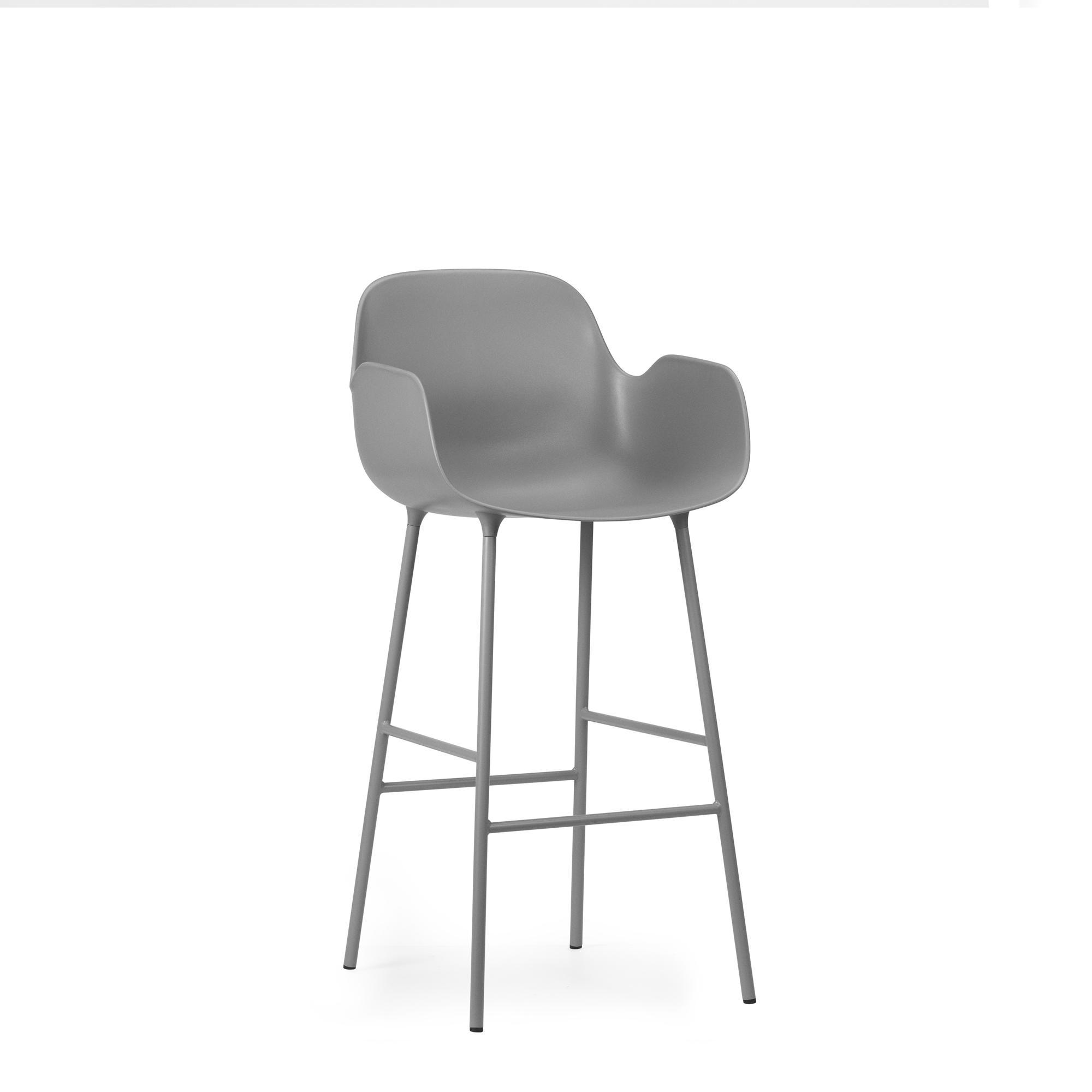 Normann Copenhagen Form Baarijakkara selkänojalla ja käsinojilla K75 cm Harmaa/Grey Steel