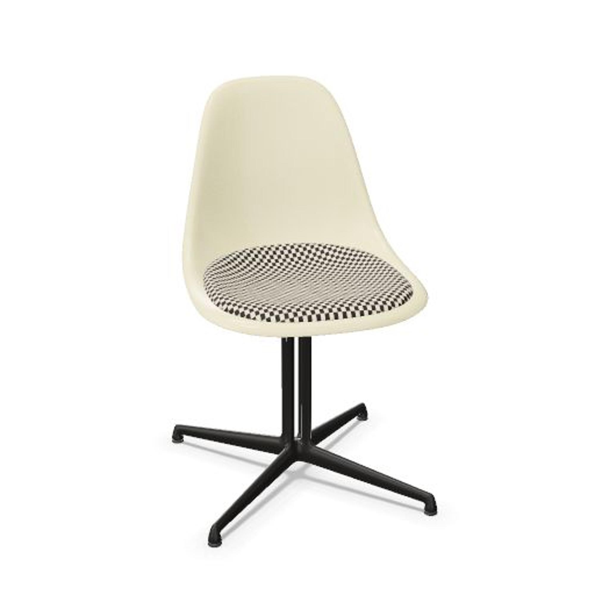 Vitra Eames -lasikuituinen DSL-ruokapöydän tuoli istuintyynyllä, pergamentti/ruutukuvio/smooth-kuvio, tumma