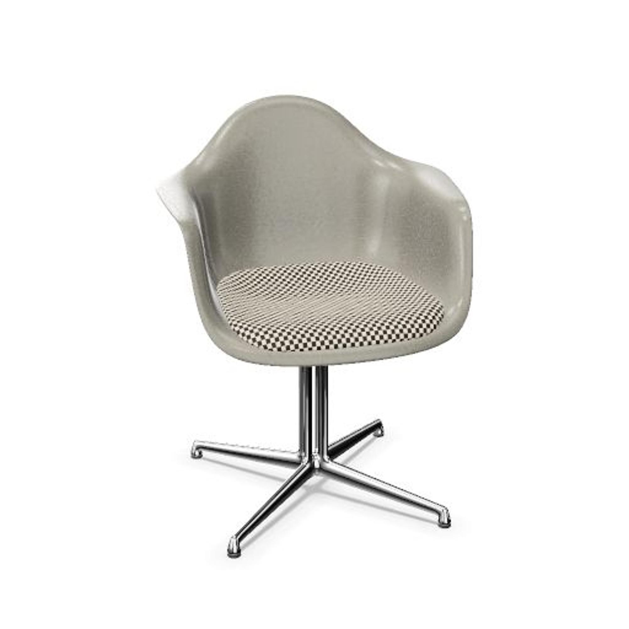 Vitra Eames -lasikuituinen DAL-ruokatuoli istuintyynyllä, raaka umbra/ruutukuvio/kromi