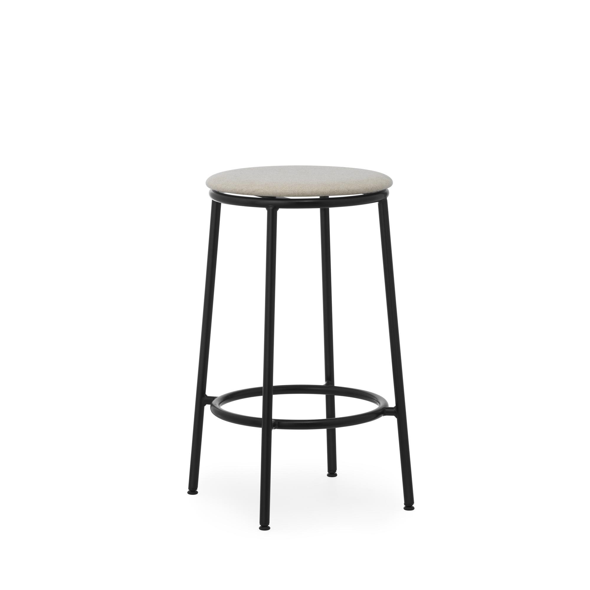 Normann Copenhagen Circa Barstool H65 verhoiltu musta/MLF20 hiekka