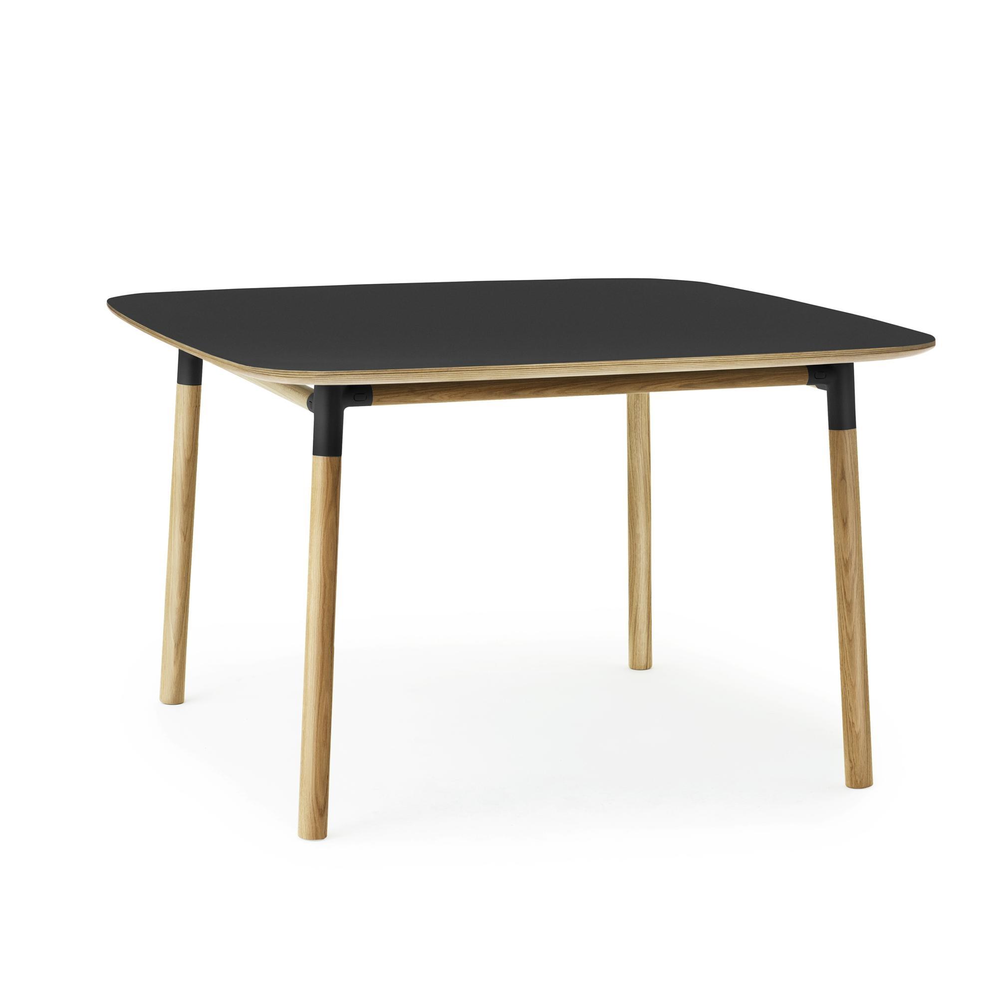 Normann Copenhagen Form ruokapöytä 120 x 120 cm musta/tammi