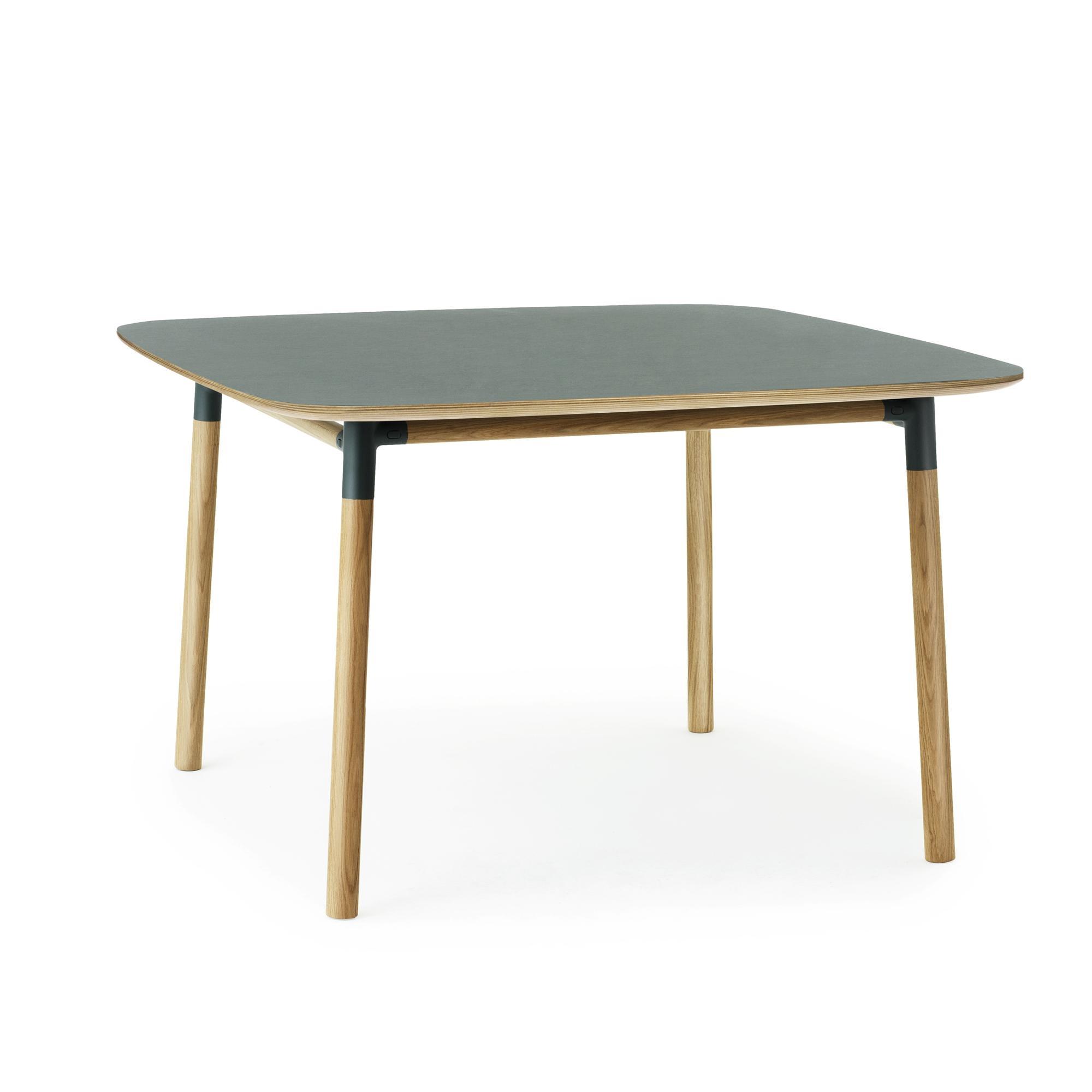 Normann Copenhagen Form Spisebord 120 x 120 cm Grøn/Egetræ