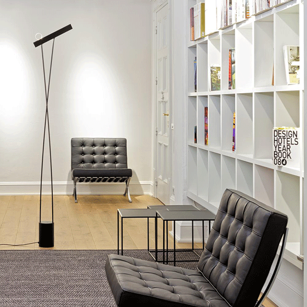 Estiluz Leo Floor lamp Black