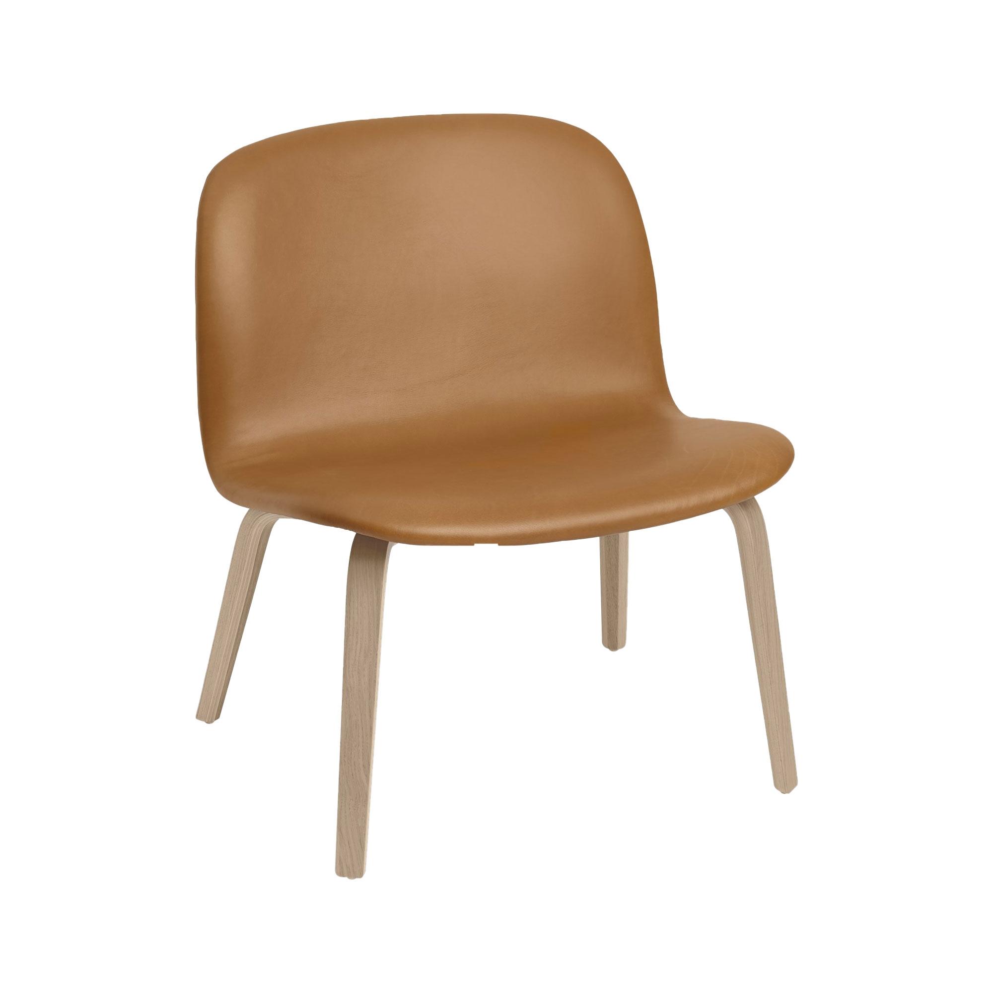 Poltroncina Muuto Visu con Base in Legno Rivestita in Pelle Cognac/Rovere