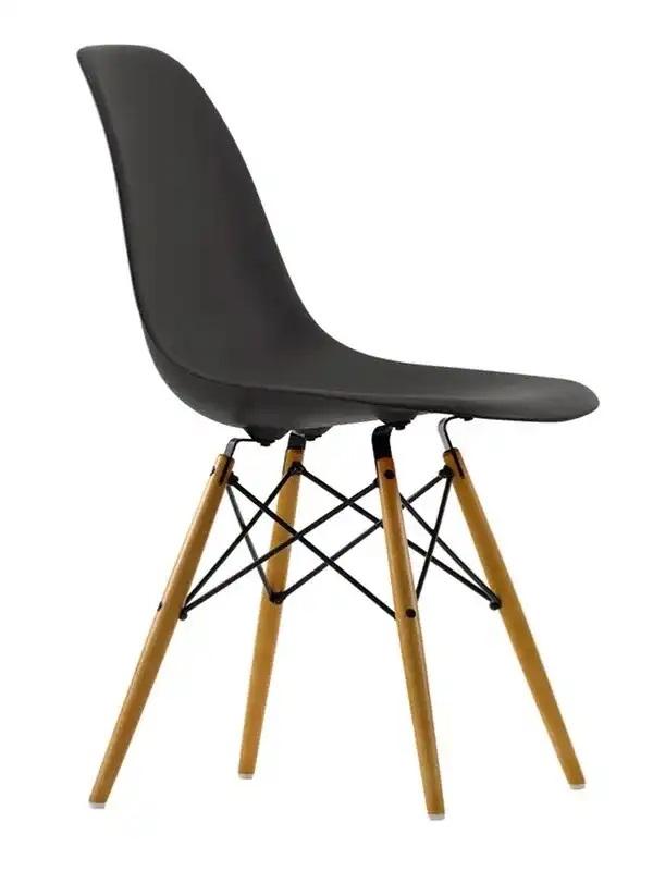 Vitra Eames muovinen DSW-ruokailutuoli Deep Black/Golden Maple