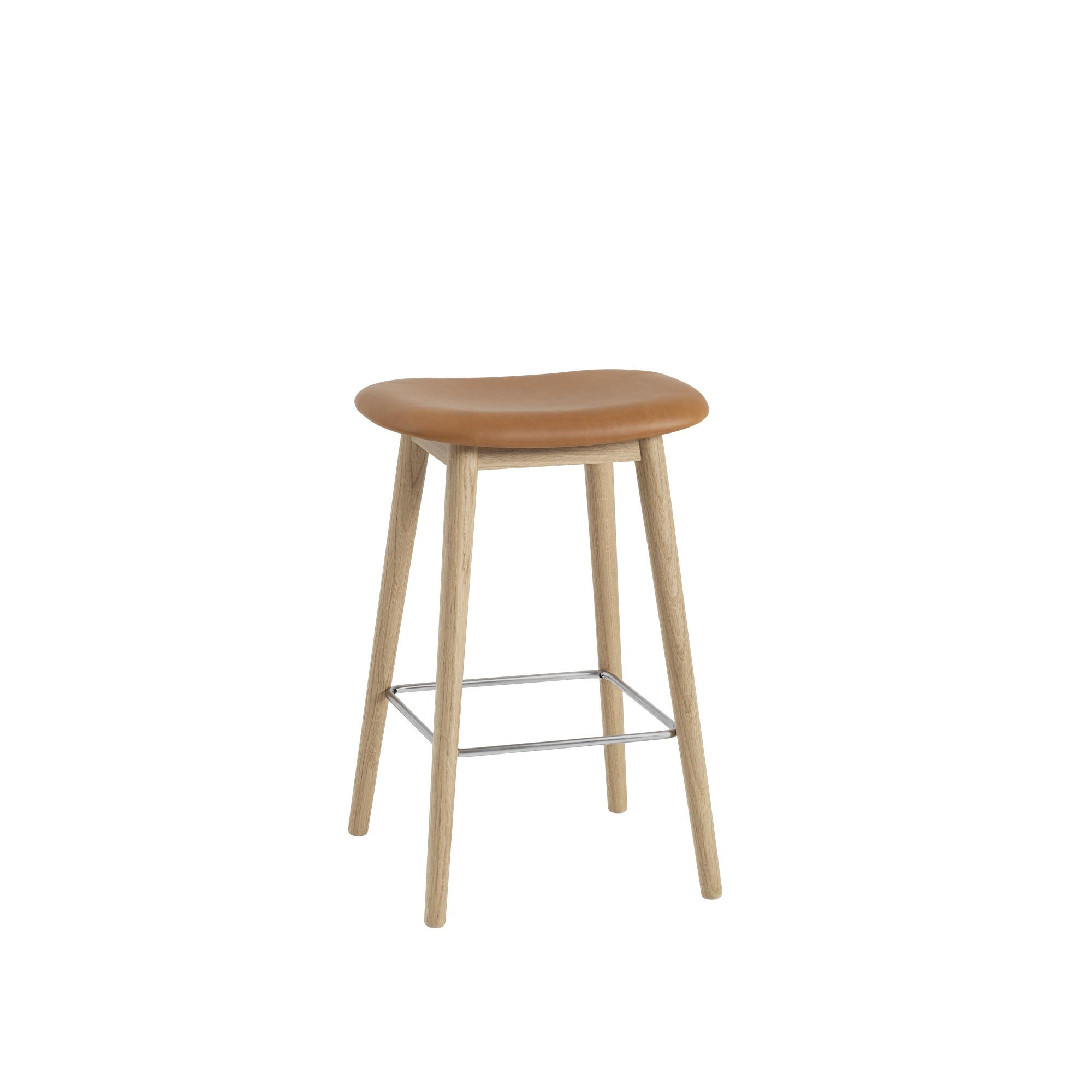 Muuto Fiber Bar Stool w. Wood Base Leather Upholstered Cognac/Oak H66 cm