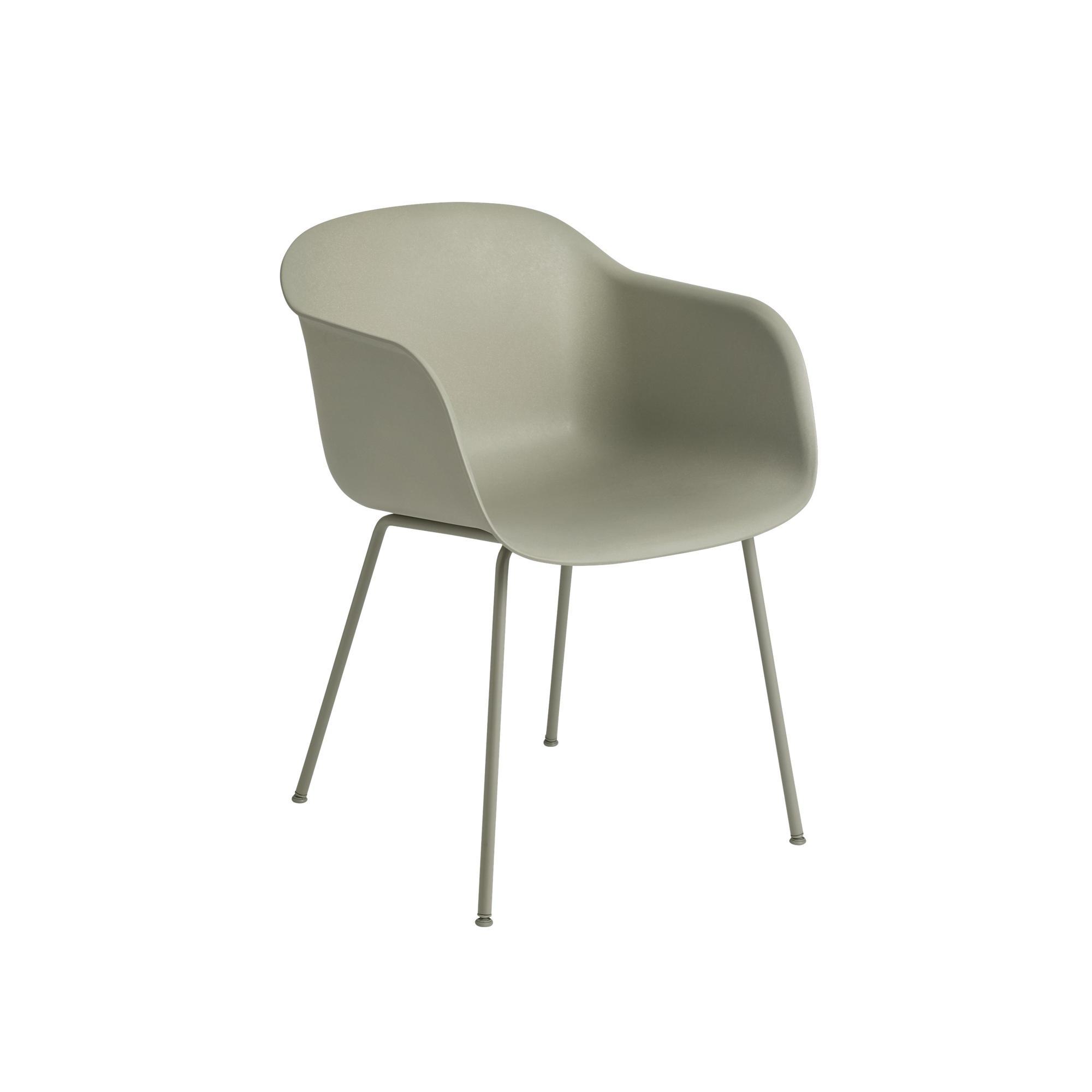 Muuto Fiber Eettafel Chair m. Armleuningen en Tube Lampenvoet Dusty Groen