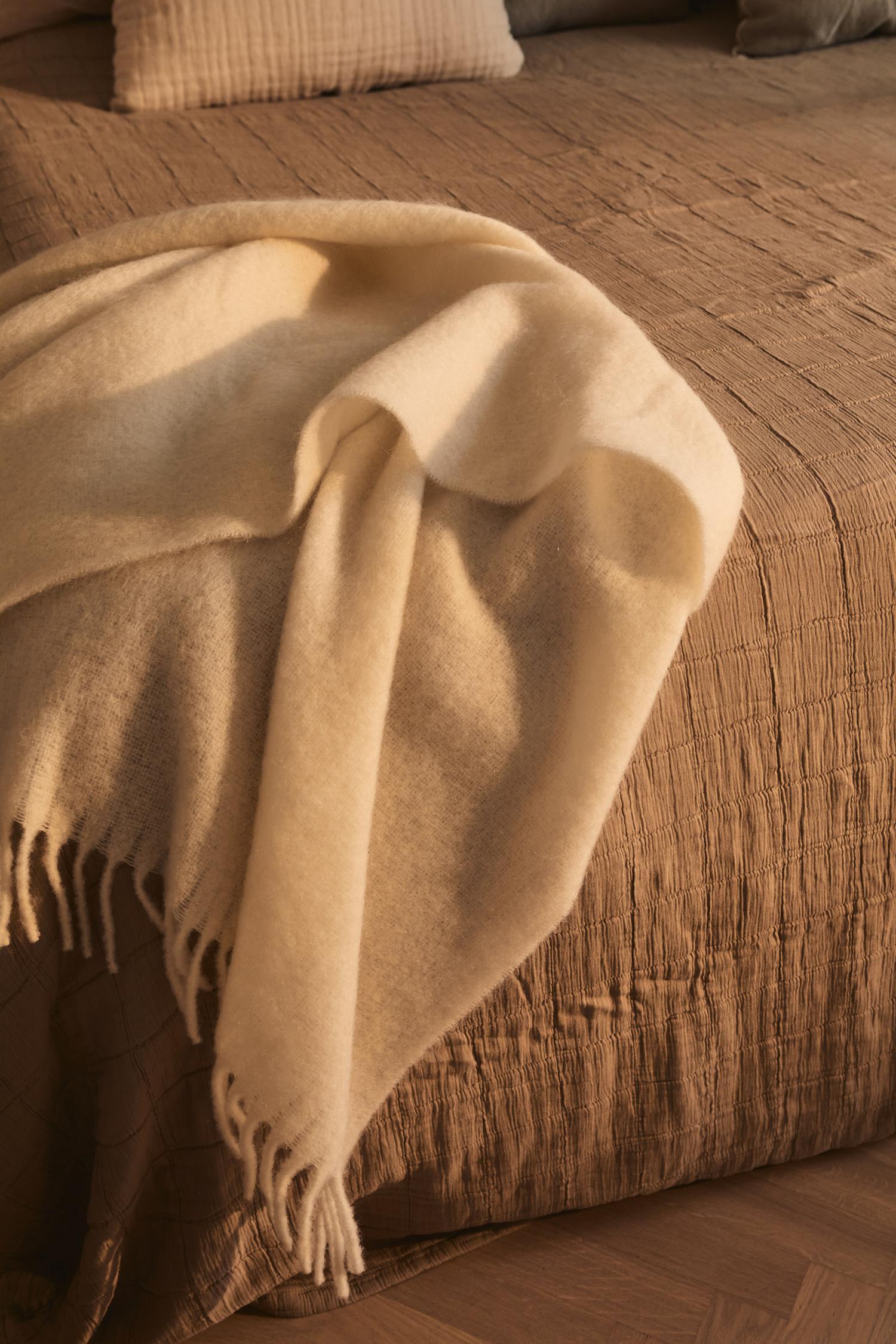 Decotique Classic Sengetæppe 180x260 Beige
