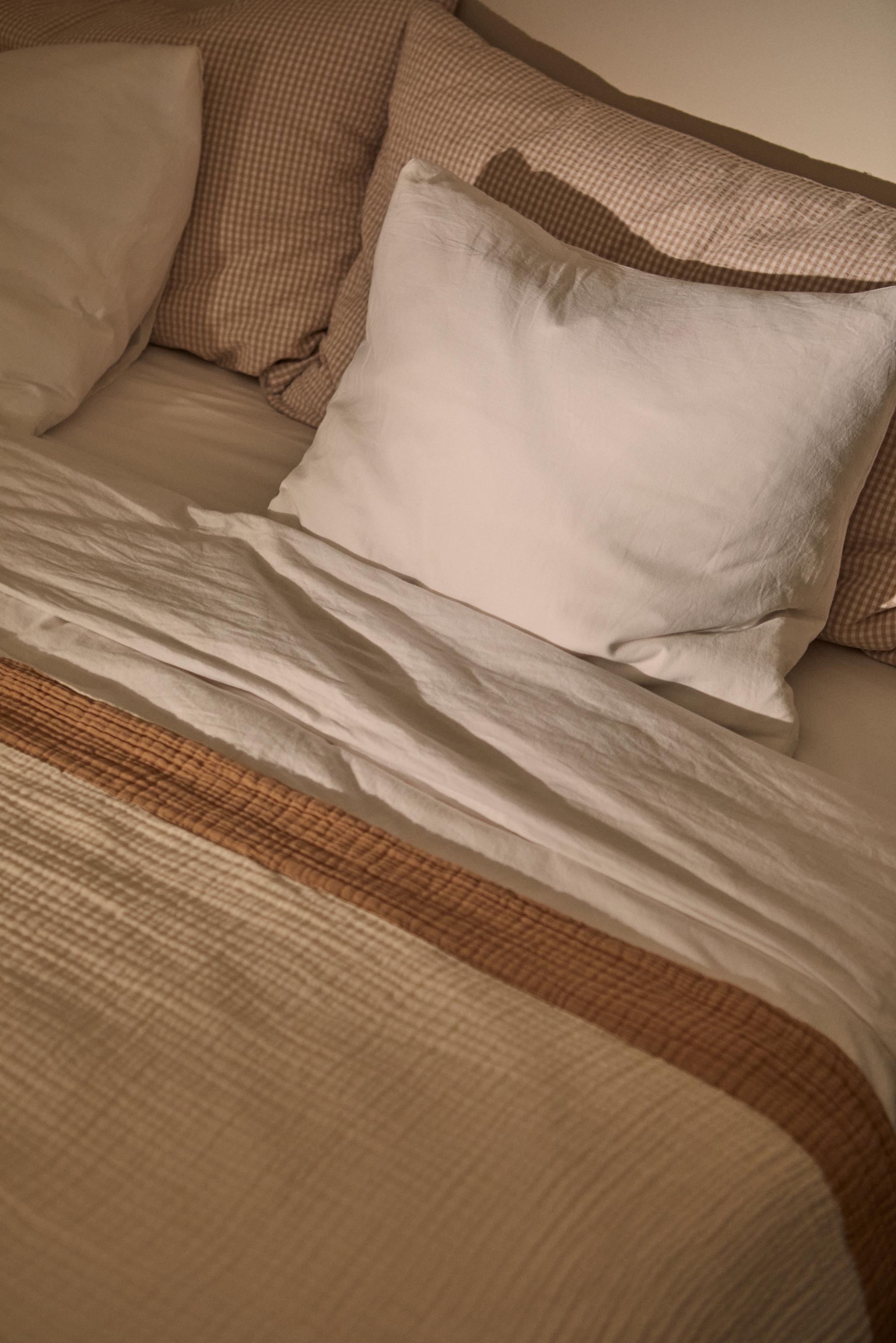Decotique Ella Crincle Sengetæppe 180x260 Mørk Sand