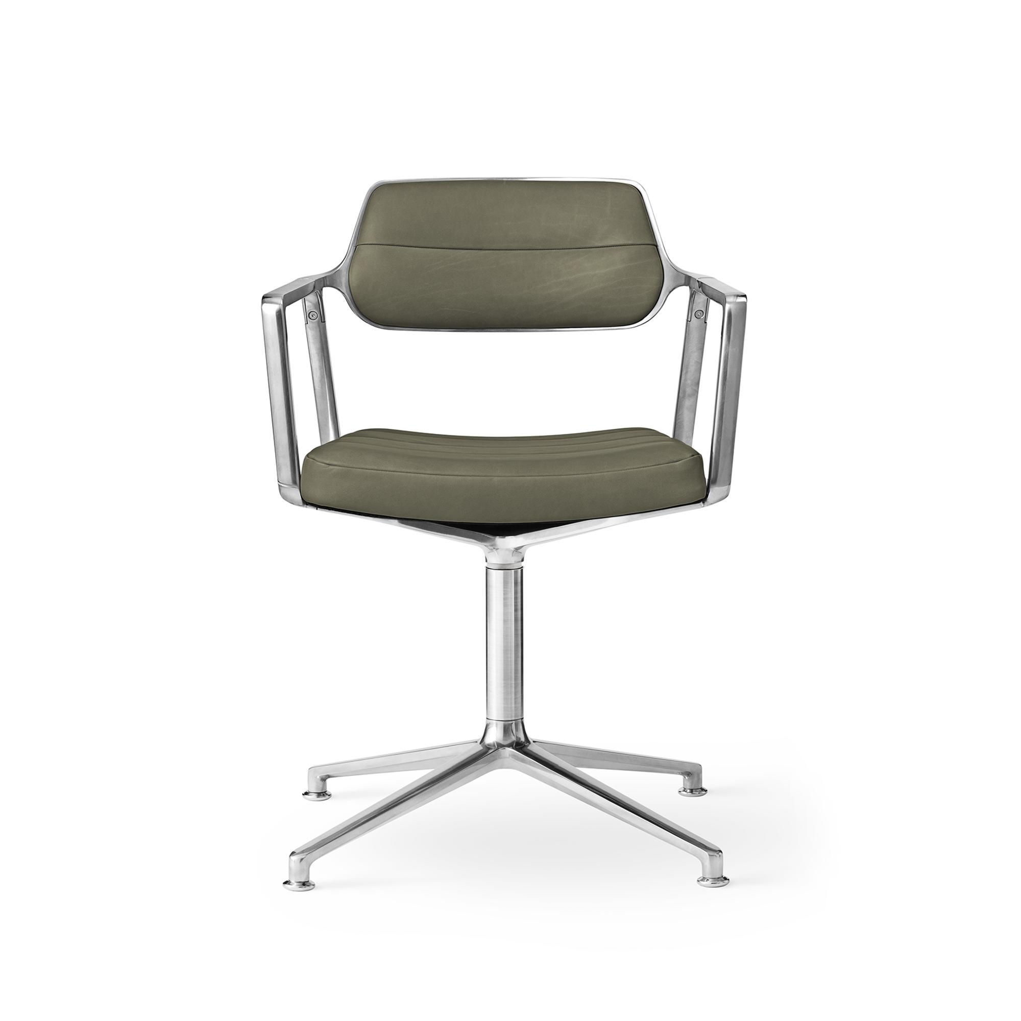 Sedia girevole Vipp 453 con piedini in Alluminio/pelle Verde Bosco